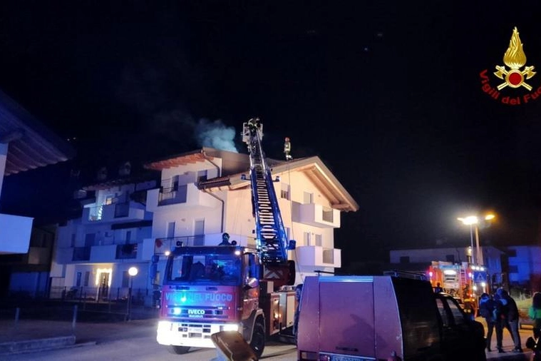 Vigili del fuoco sul luogo dell'incendio