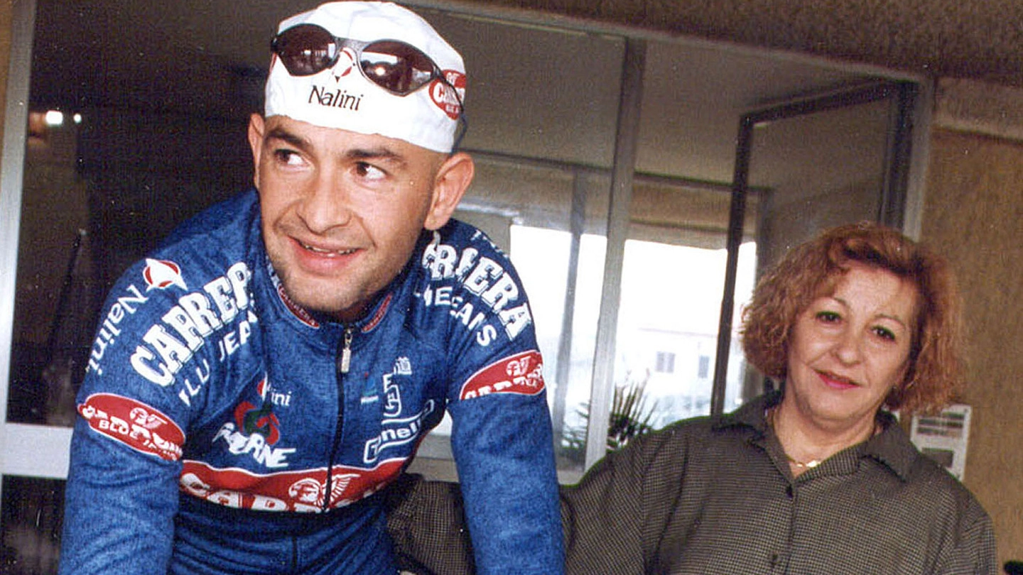 Marco Pantani insieme alla mamma Tonina, che ha sempre combattuto perché fosse fatta luce sulla sua morte