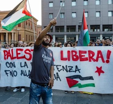 Manifestazione pro Palestina a Bologna: in cinquecento in piazza