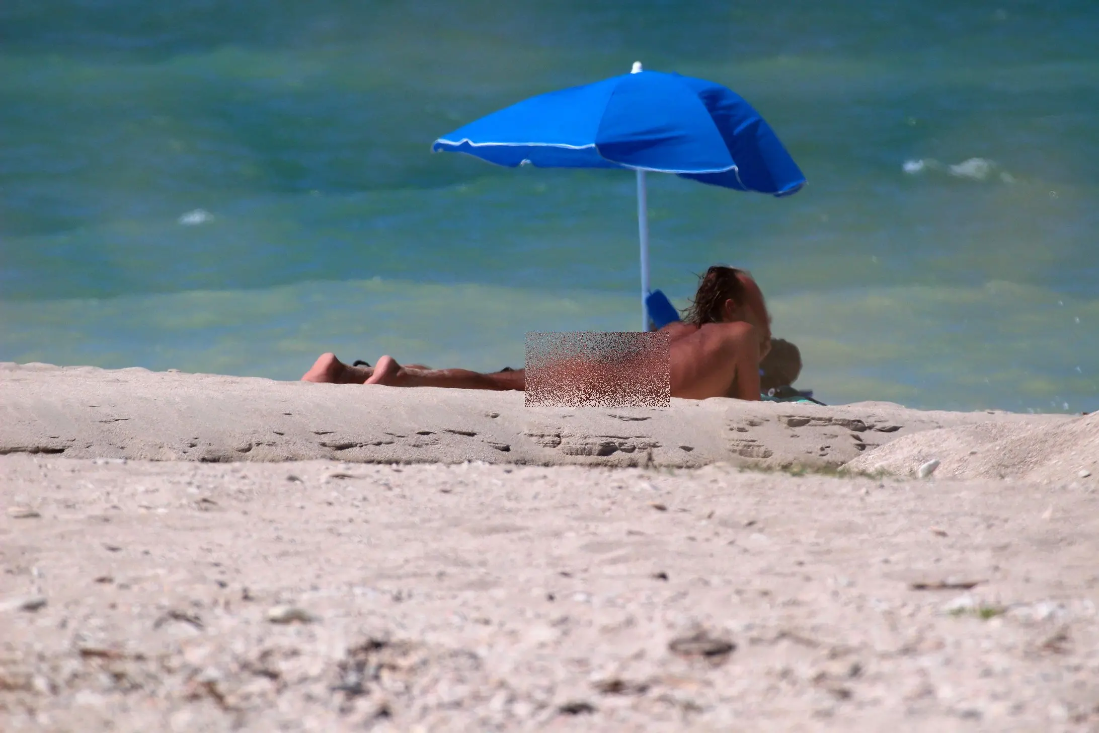 Lido Adriano, fa il bagno e gira nudo sulla spiaggia gremita