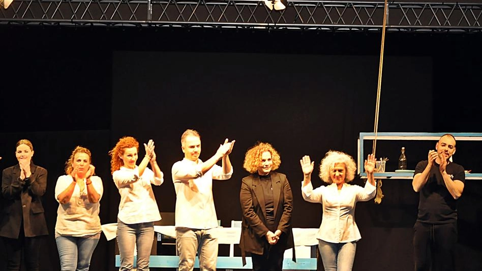 "Il Teatro delle Armonie" a Castelraimondo  Applausi per lo spettacolo "Vizio di famiglia"