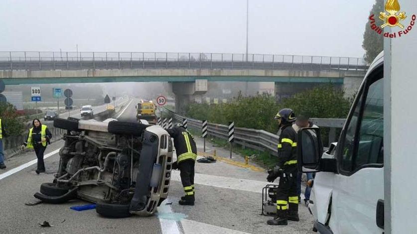 Incidente alla Baraccola, grave una donna. Guarda l'auto ribaltata