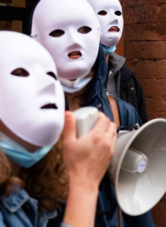 Bologna, le Maschere Bianche contro lo sfruttamento dei lavoratori