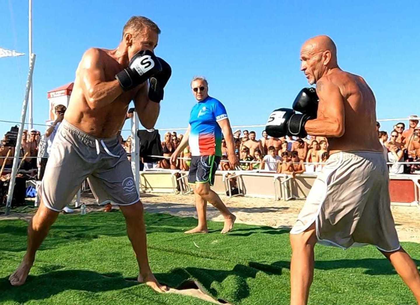 Rocco Siffredi e Loris Stecca si sfidano: l’incontro boxe in spiaggia a  Rimini