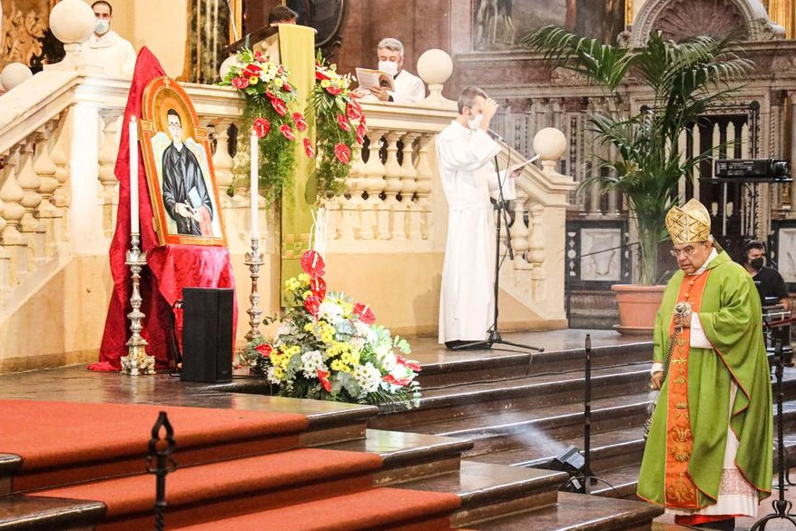 Il cardinal Marcello Semeraro in chiesa vicino all’effigie di don Giovanni Fornasini