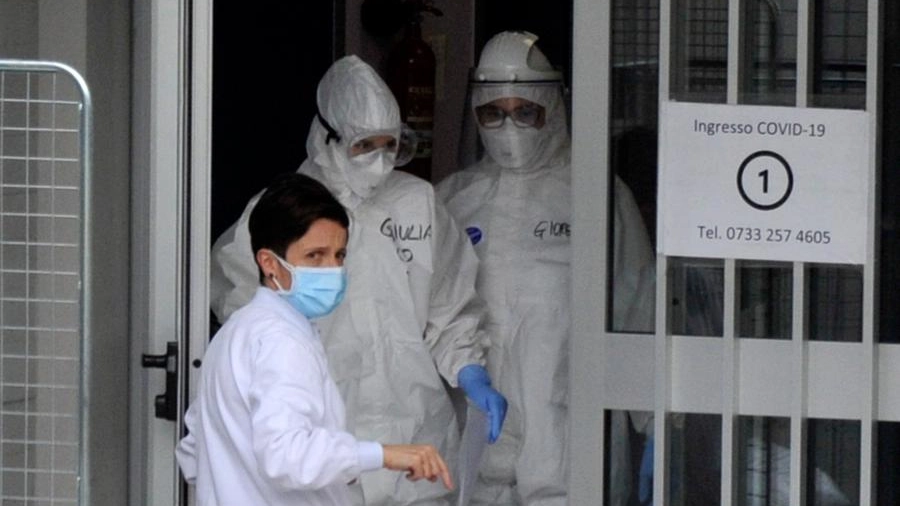 Operatori sanitari dell’ospedale di Macerata (foto Calavita)