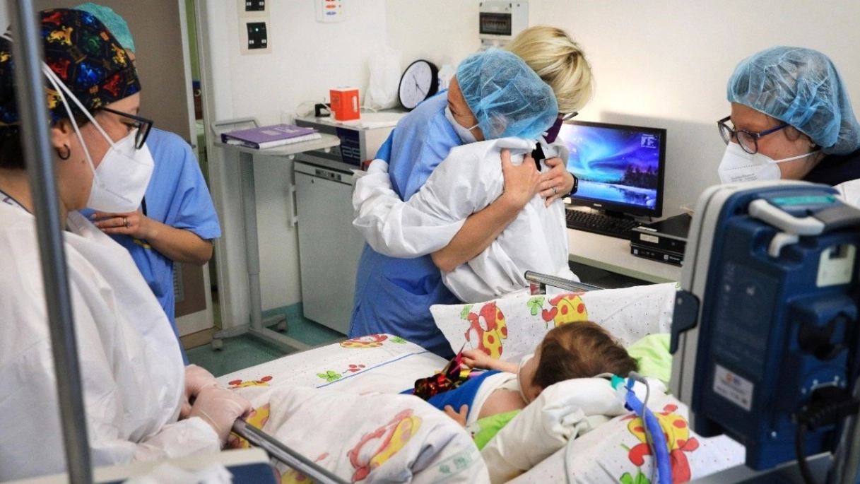 L’abbraccio tra la madre della bimba operata e la cardiochirurga Emanuela Angeli