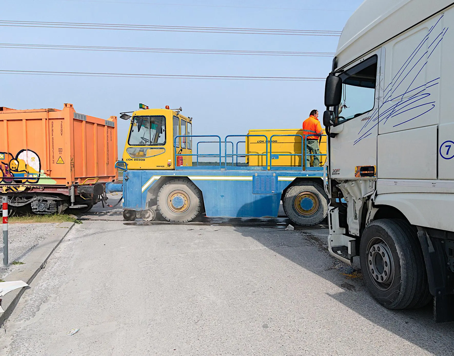 Camion contro treno merci in via Baiona