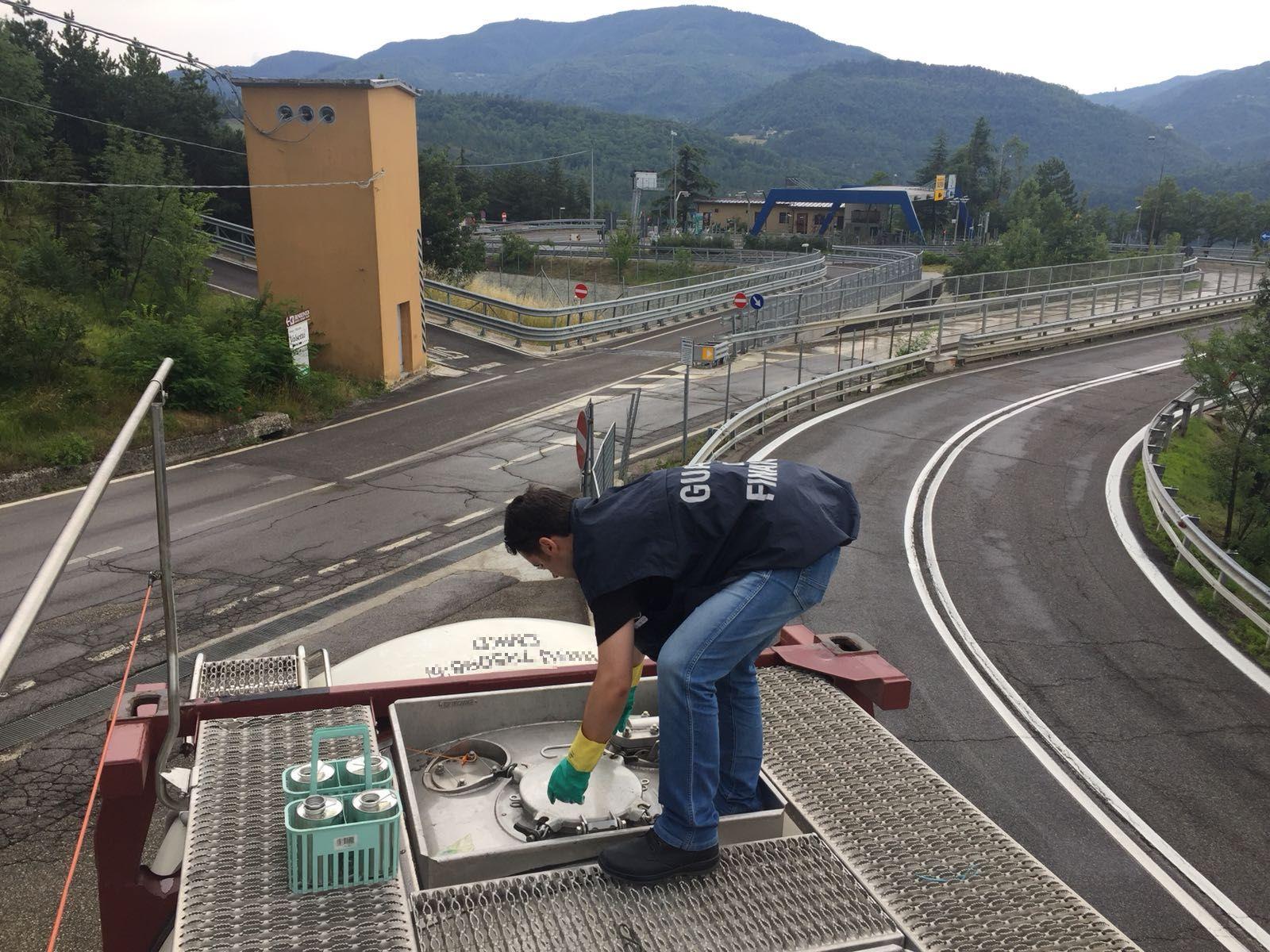 Bologna, Gasolio Di Contrabbando Nell’autocisterna. Denunciato L’autista