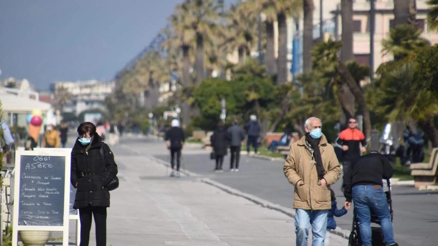 Pasquetta 2021 in zona rossa: consentite le passeggiate vicino a casa 