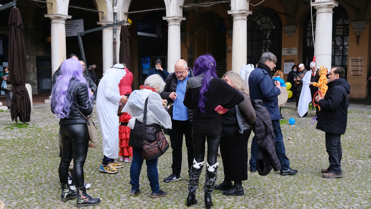 Una delle manifestazioni ’no mask’ in piazza Grande (foto di repertorio)