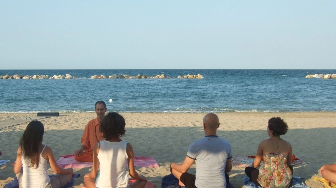 Civitanova Marche, al via il Sì yoga tour in spiaggia