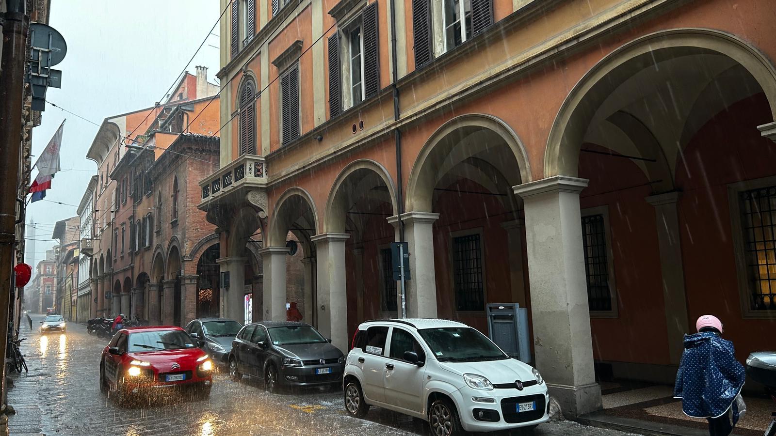 Maltempo A Bologna Oggi, La Grandine Imbianca La Città. Foto