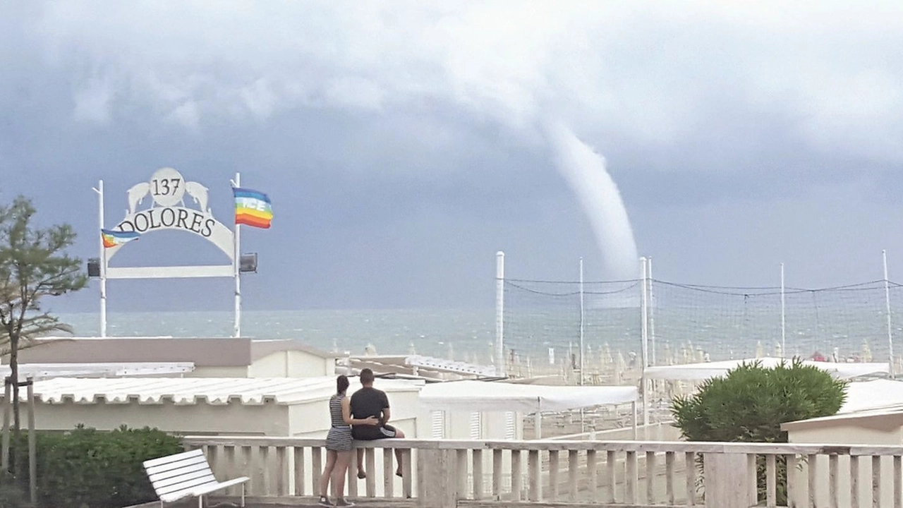 La tromba d'aria al largo davanti a Rimini