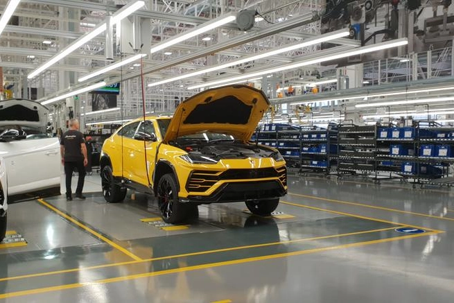 Un operaio al lavoro sul suv Urus