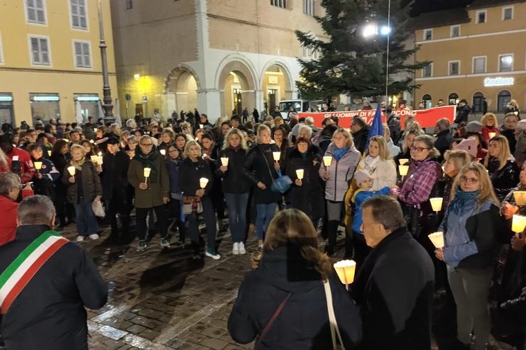 Folla di persone alla fiaccolata per Anastasiia