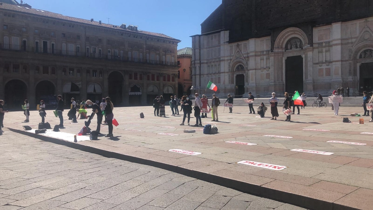 La protesta Italexit in piazza Maggiore