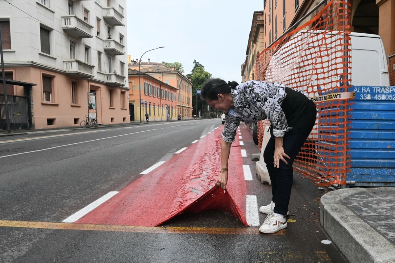 Ciclabile di via Saragozza a Bologna, dopo un giorno la vernice rossa è già danneggiata (foto Schicchi)