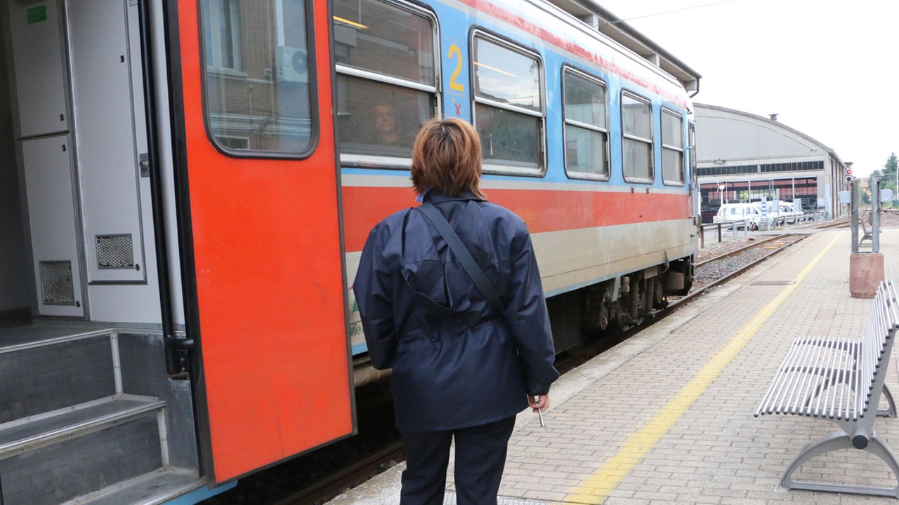 Un convoglio della Reggio-Ciano in attesa della partenza