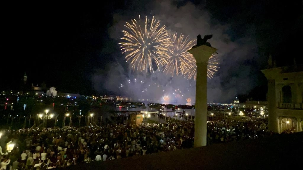 Venezia, fuochi d'artificio per la Festa del Redentore 2022