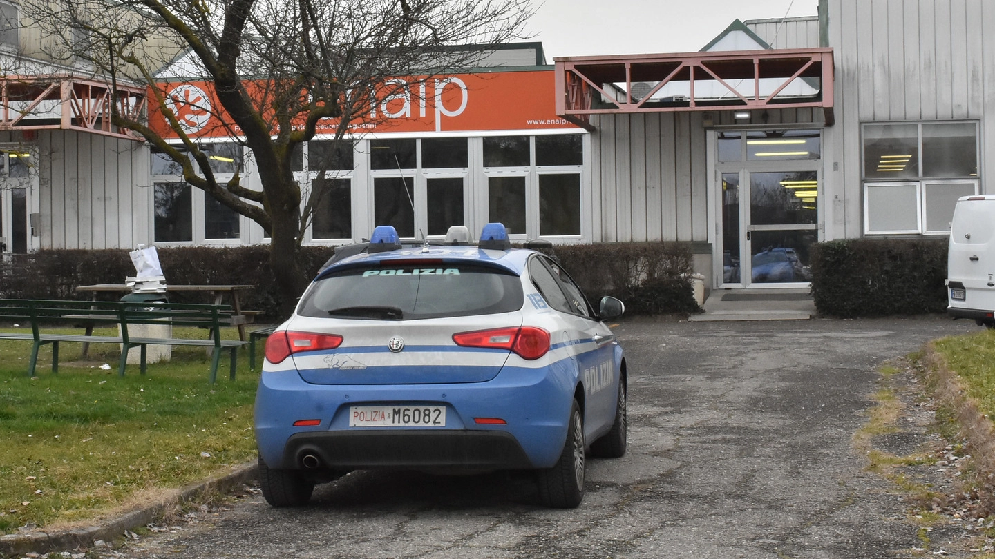 Ragazzino picchiato fuori da scuola per gelosia finisce all'ospedale