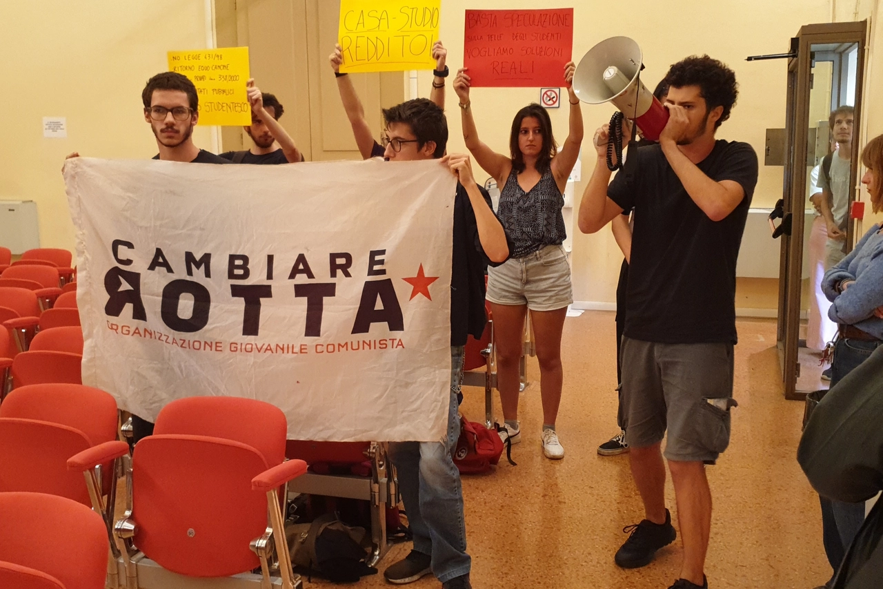 La contestazione sul tema del caro affitti al sindaco di Bologna