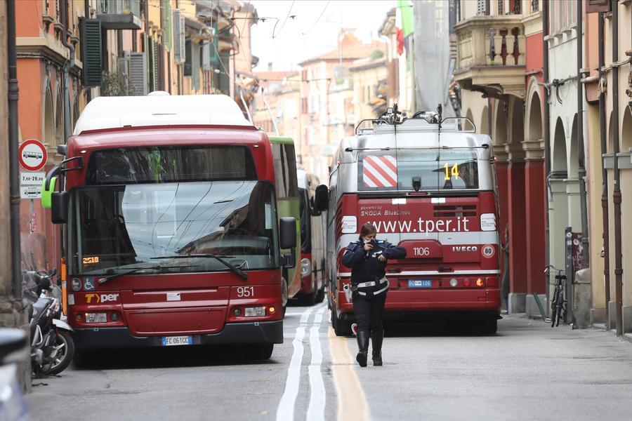 Incidente A Bologna All Incrocio Rizzoli Castiglione Tra Bus E Pedone Traffico In Tilt