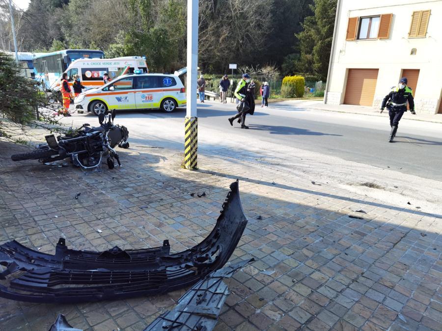 Jesi Micidiale Scontro Auto Moto Grave Centauro Enne