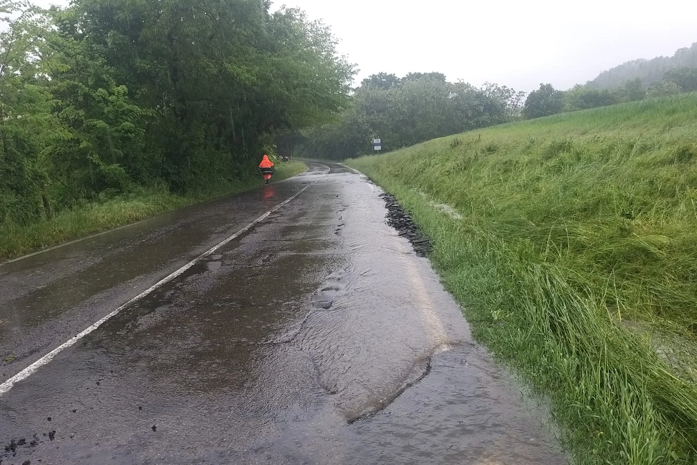 Maltempo, esonda torrente: acqua in strada nell'Appennino modenese