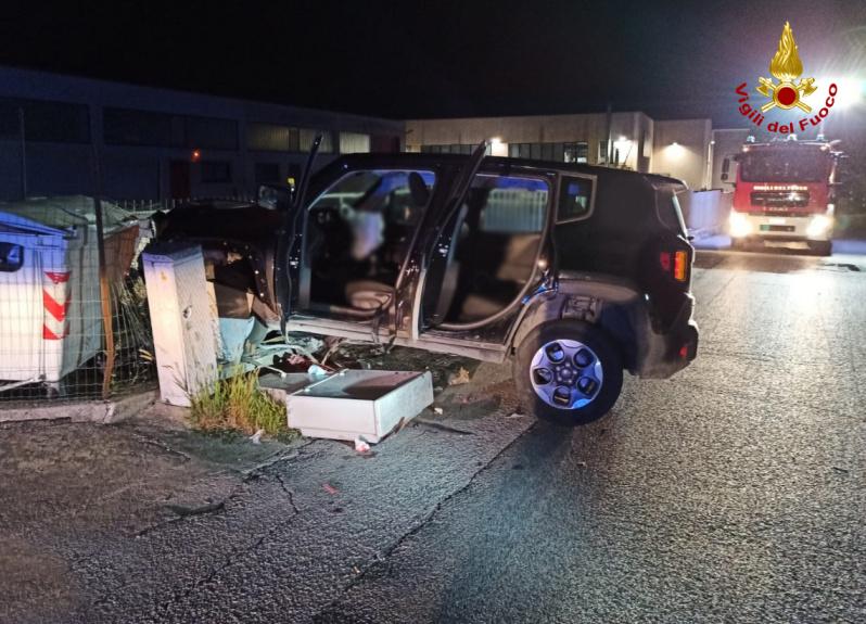 Incidente Fabriano Auto Sfonda Colonnina Elettrica Paura Per Un Bambino