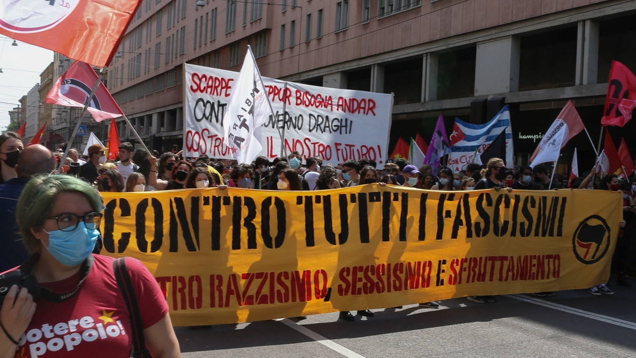 La manifestazione in piazza dei Martiri