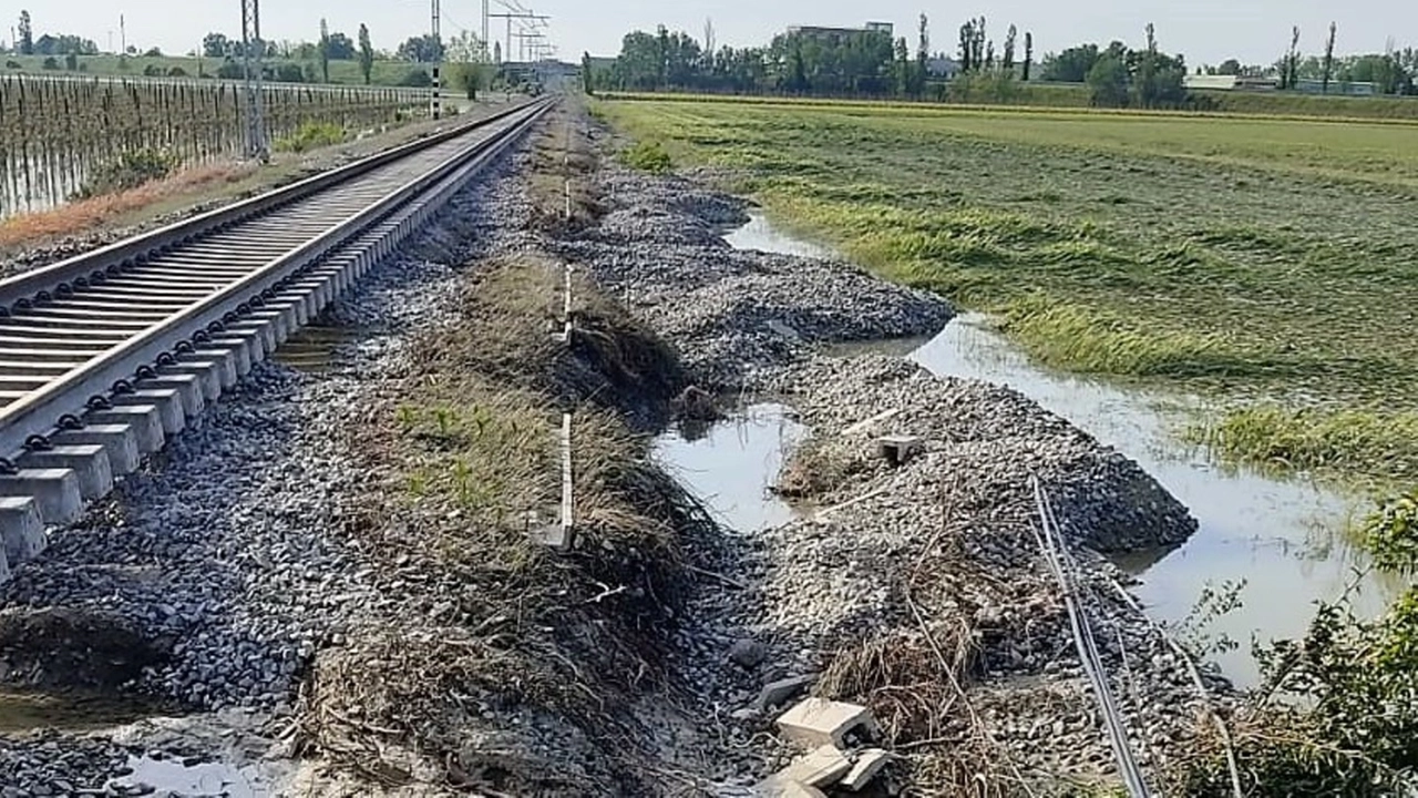 La linea ferroviaria devastata tra Bagnacavallo e Russi (Scardovi)