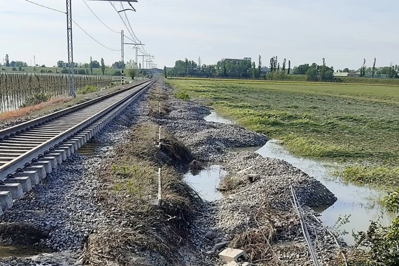 La linea ferroviaria devastata tra Bagnacavallo e Russi (Scardovi)