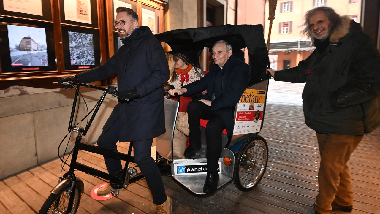 Il sindaco Lepore traina il cardinale Zuppi e la Befana. A lato anche Fulvio De Nigris