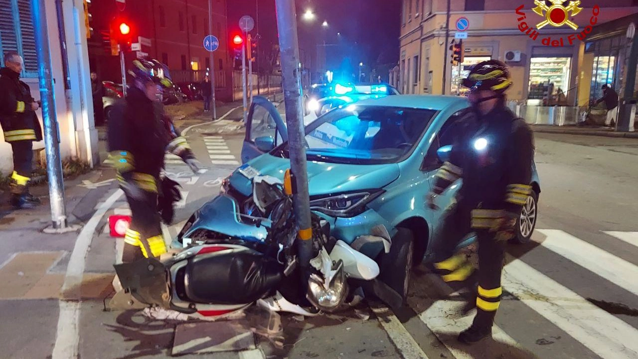 L'incidente tra auto e scooter in via Fioravanti a Bologna