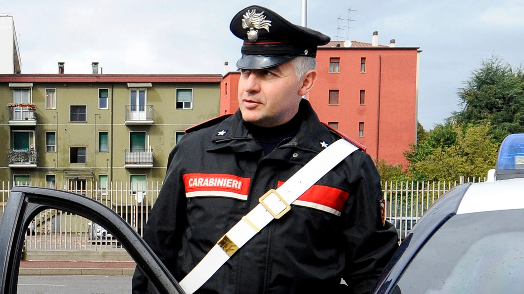 L'uomo è stato bloccato dai carabinieri dopo l'inseguimento