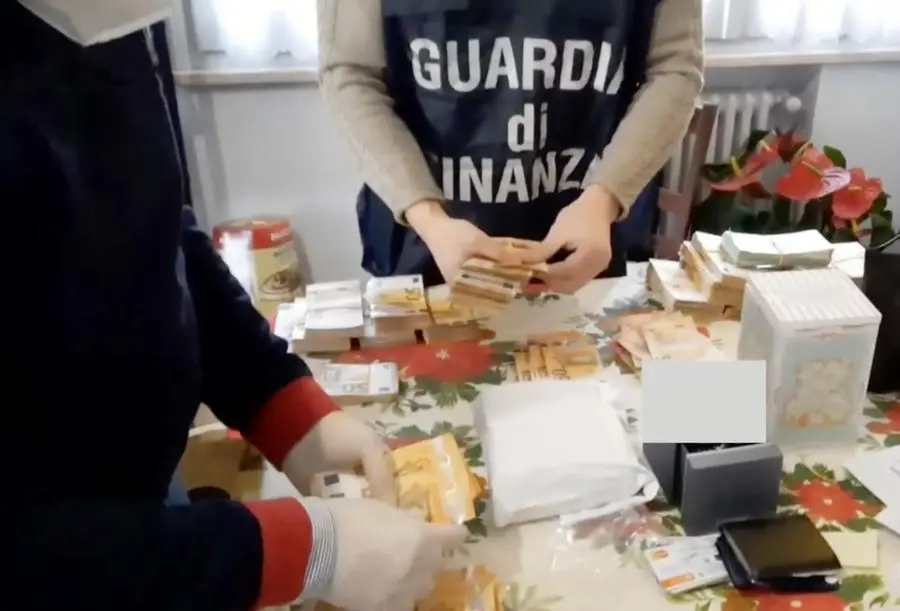 Verona, droga: sequestrati 12 chili di hashish e 56 mila euro: 2 arrestati a Peschiera