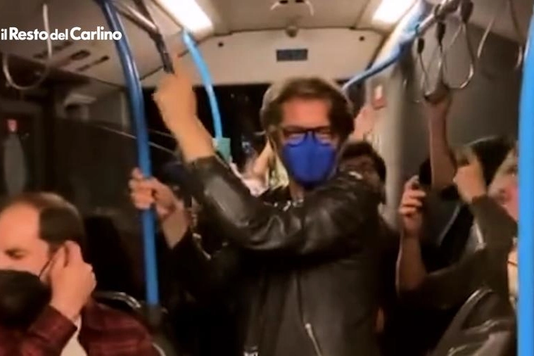 Samuele Bersani sul bus a Bologna