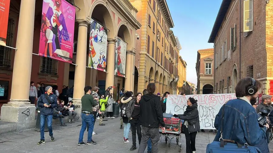 Bologna, il corteo del Cua entra in Rettorato: chiesto un confronto con Molari