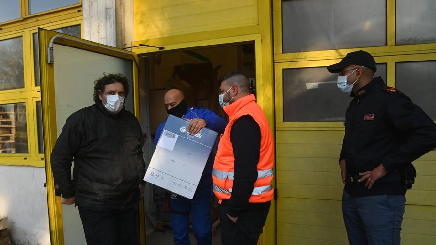 L'arrivo del vaccino Moderna al Maggiore di Bologna (foto Schicchi)