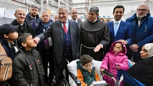 Da Gaza al Rizzoli di Bologna per essere curati: sbarcati e accolti dal ministro Tajani  i piccolo palestinesi