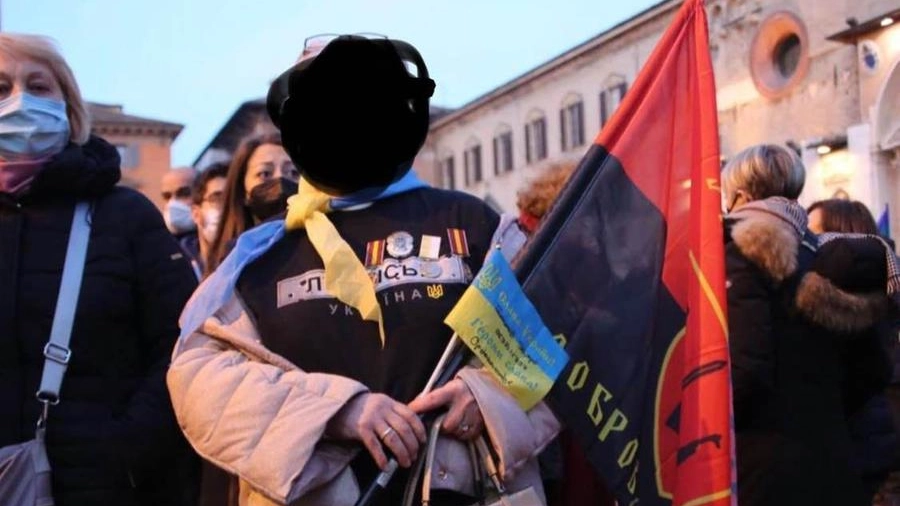 La bandiera neonazista presente in piazza a Reggio Emilia