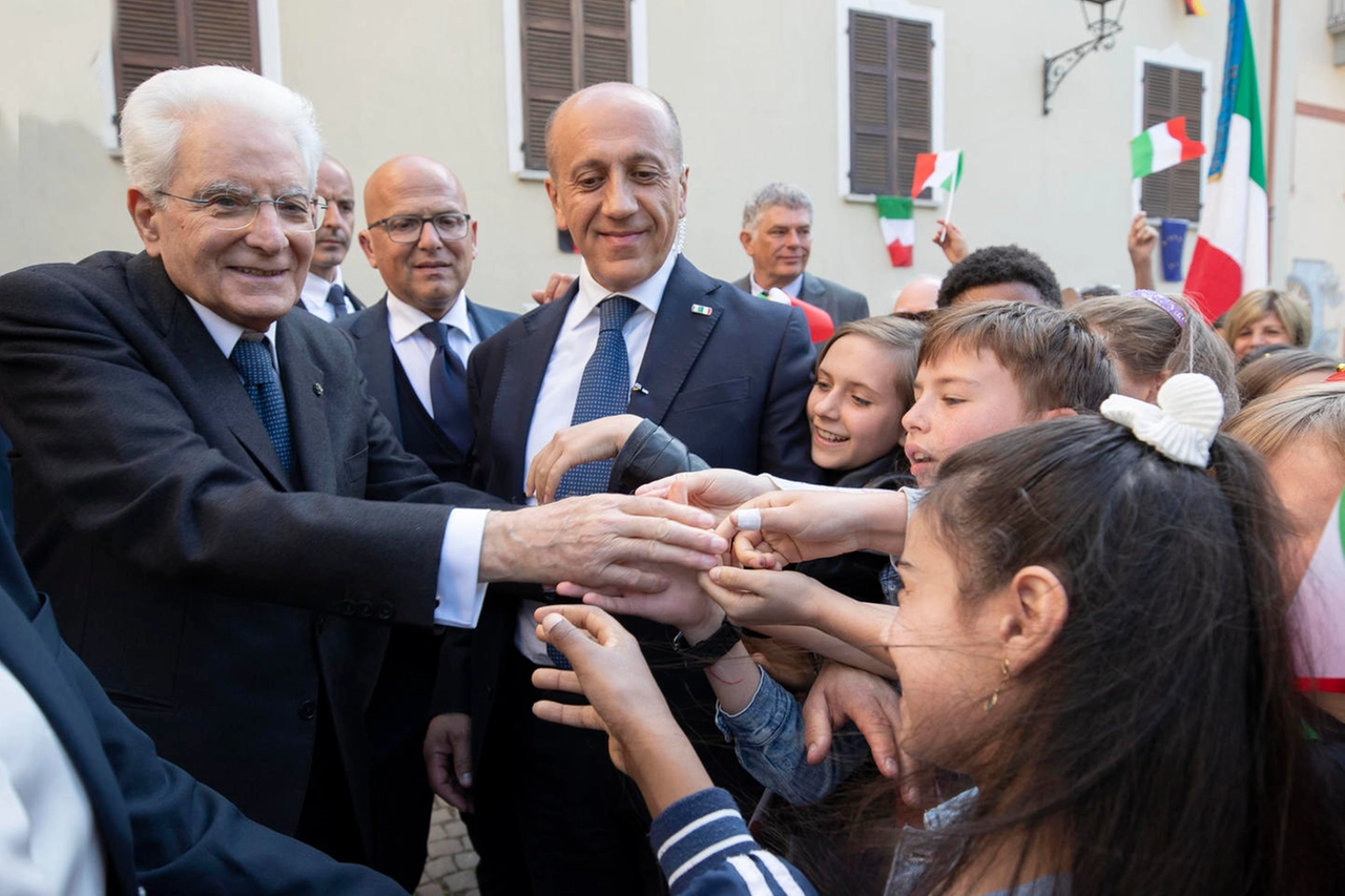 Sergio Mattarella tra la gente durante la visita del 25 aprile a Cuneo. Il presidente della Repubblica è atteso a Cesena il 2 maggio