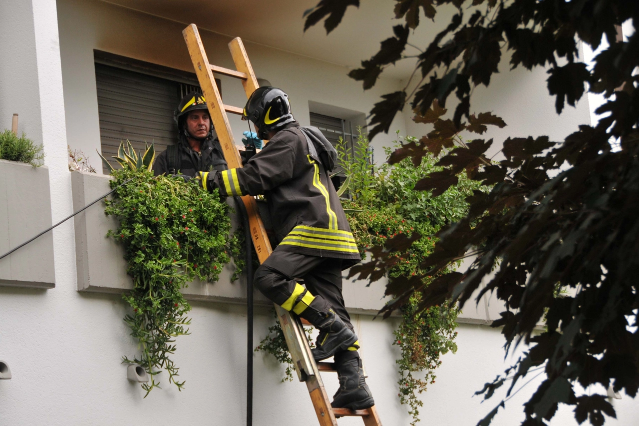 L'intervento dei vigili del fuoco in un'abitazione: foto generica