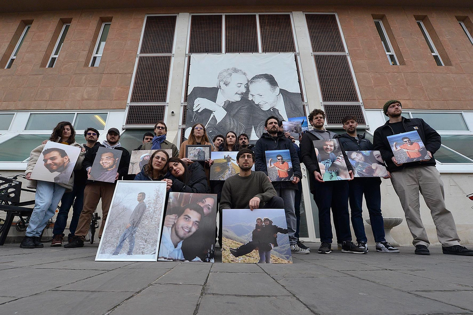 Gli amici chiedono giustizia per Pierpaolo Panzieri, davanti al tribunale con le sue fotografie (foto di Luca Toni)