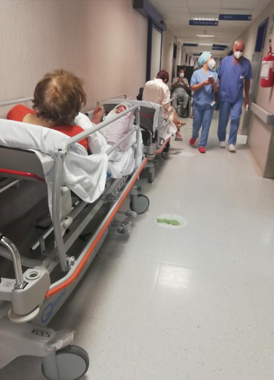 Covid, pronto soccorso di Ancona allo stremo: pazienti in barella nel  corridoio
