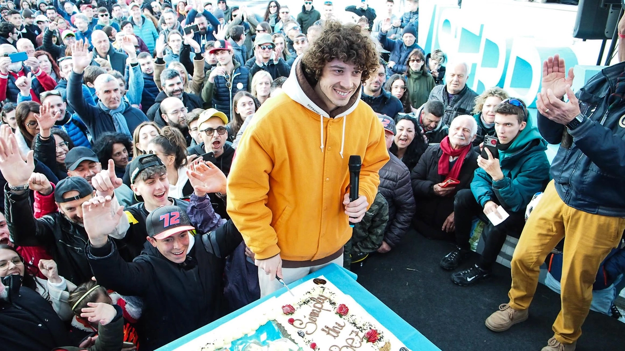 In mille per Bezzecchi  Bolgia sul lungomare  e il campione giura:  "Viserbese a vita"