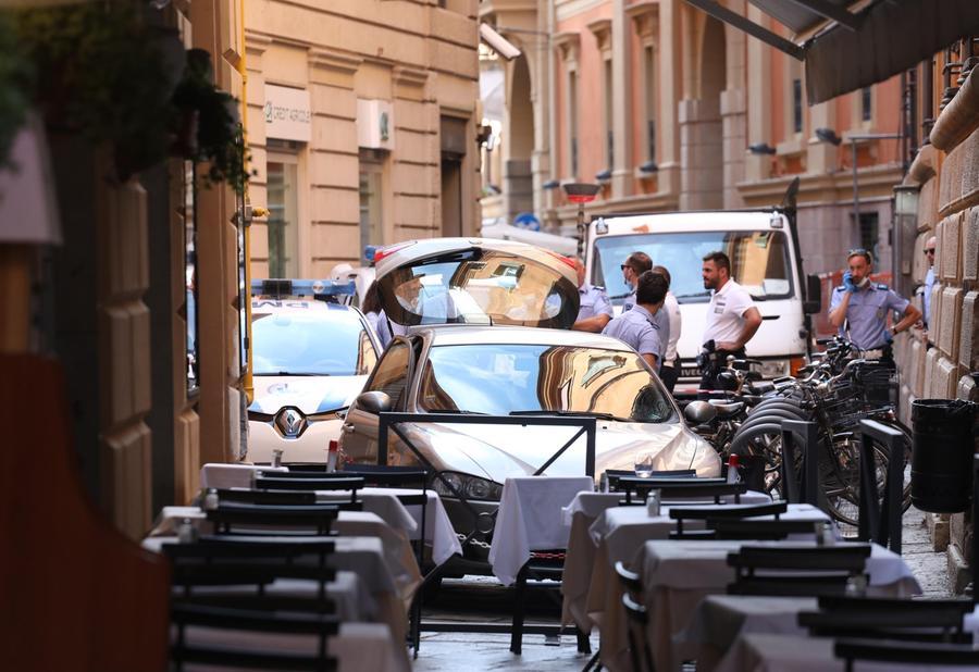 La Folle Fuga In Auto Finisce Nel Dehors Guidatore Bloccato Dalla ...