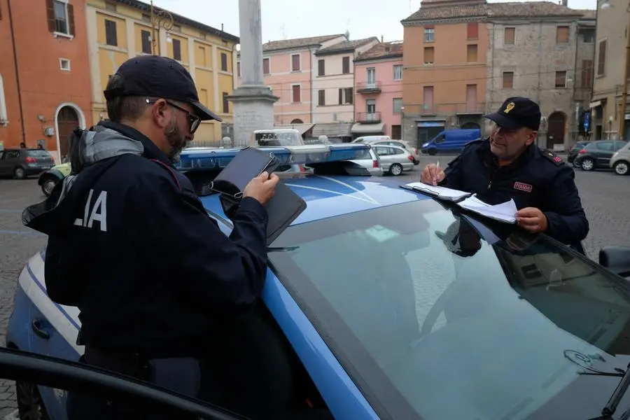 Bologna, aggredisce e prende a pugni la barista poi scappa: fermato