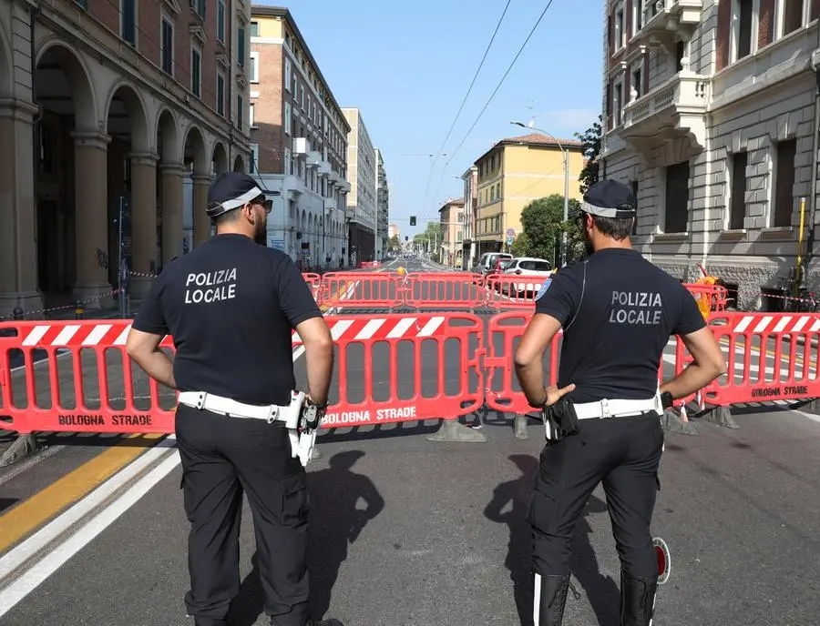 Bologna, cede l’asfalto, via Saffi chiusa al traffico